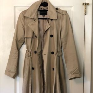 Banana Republic belted trench coat. Size M Beige